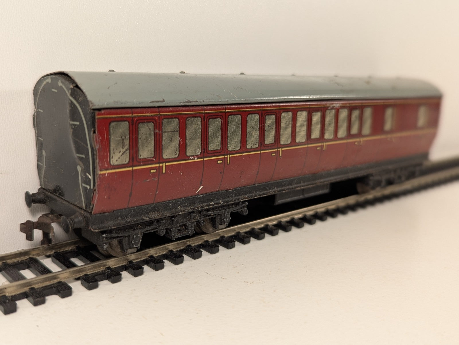Hornby OO Gauge Maroon Suburban Brake Coach