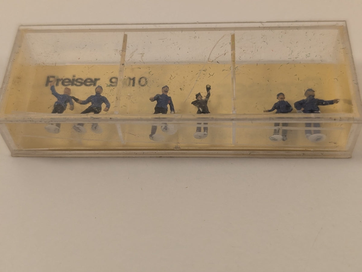 Preiser N Gauge Figures – 6 Pedestrian Figures (Set 9022)