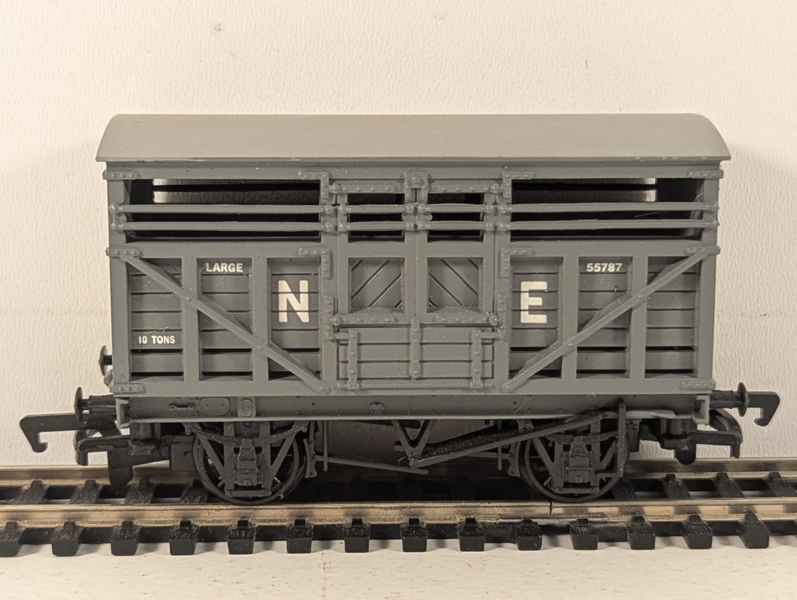 Bachmann OO Gauge LNER Large Cattle Wagon Goods Wagon 55787