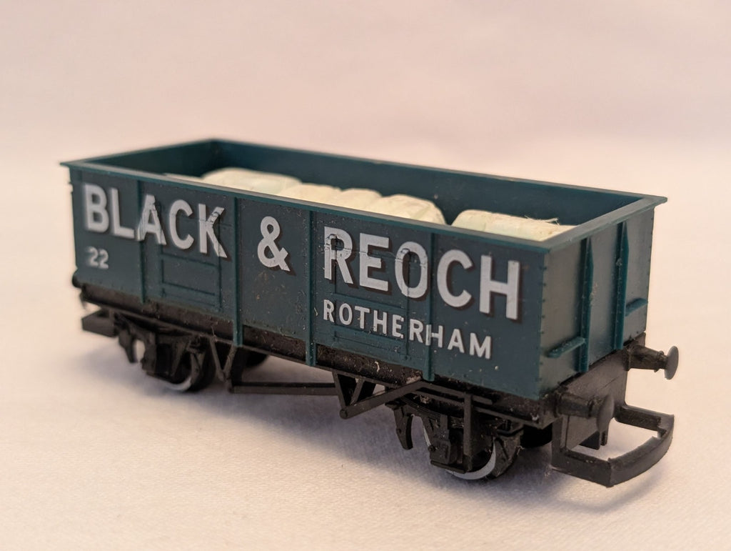 Hornby OO Gauge 7-Plank Open Wagon 'Black & Reoch' Goods Wagon 22