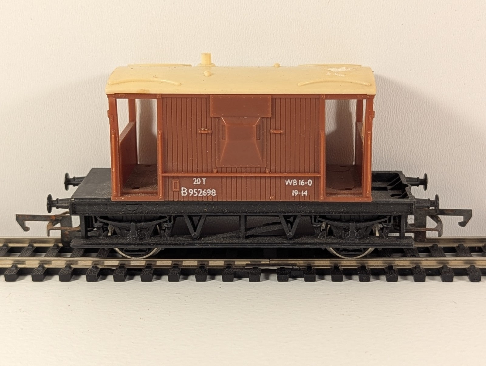 Tri-ang R016 BR 20-Ton Brake Van – OO Gauge