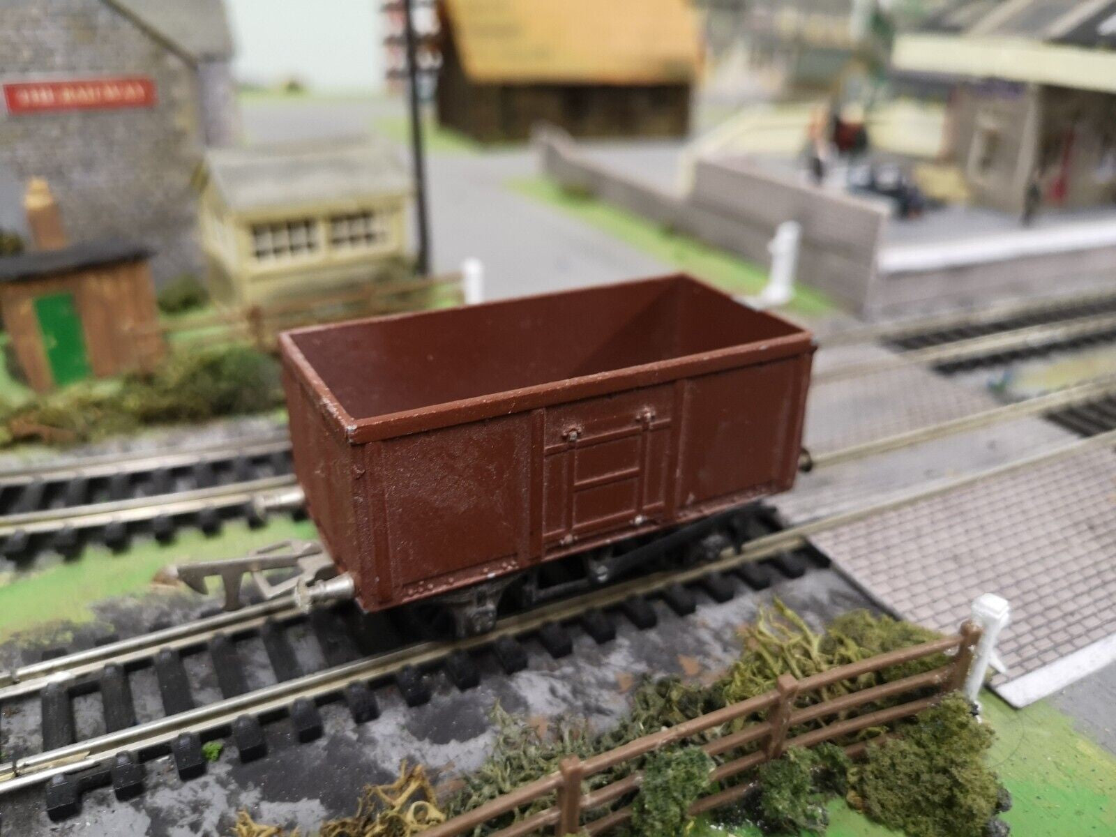 Graham Farish Formo Steel Sided 3 Rail OO Gauge