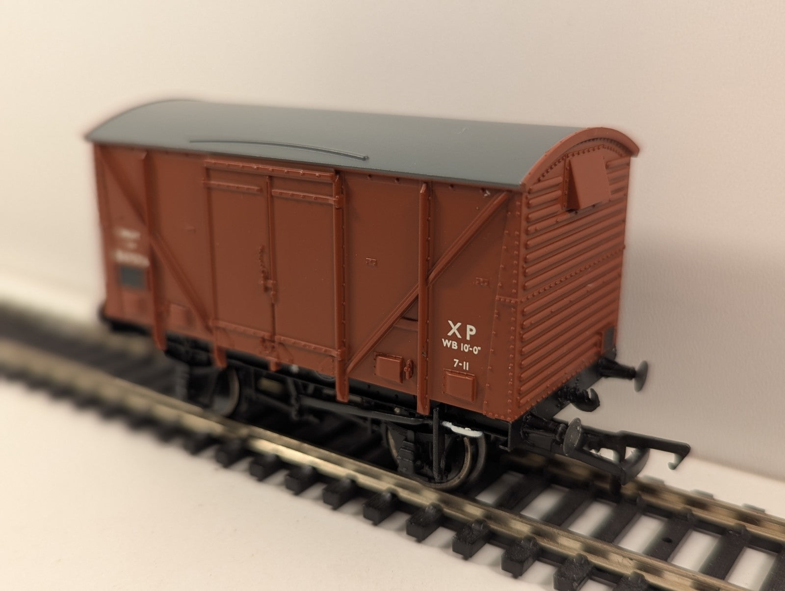 Bachmann Branchline 38-180B BR 12T Plywood Fruit Van Early Bauxite OO Gauge