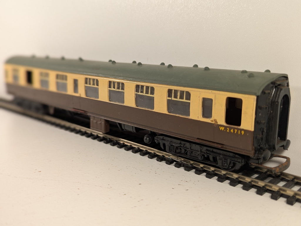 Kitmaster OO Gauge BR Mk1 Corridor Coach Chocolate & Cream