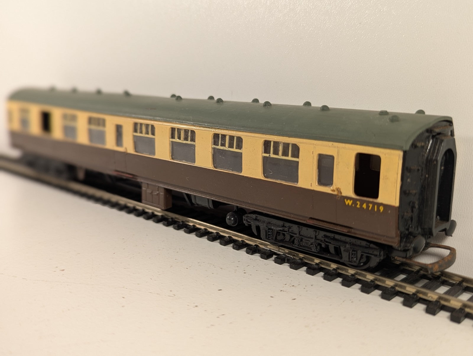 Kitmaster OO Gauge BR Mk1 Corridor Coach Chocolate & Cream
