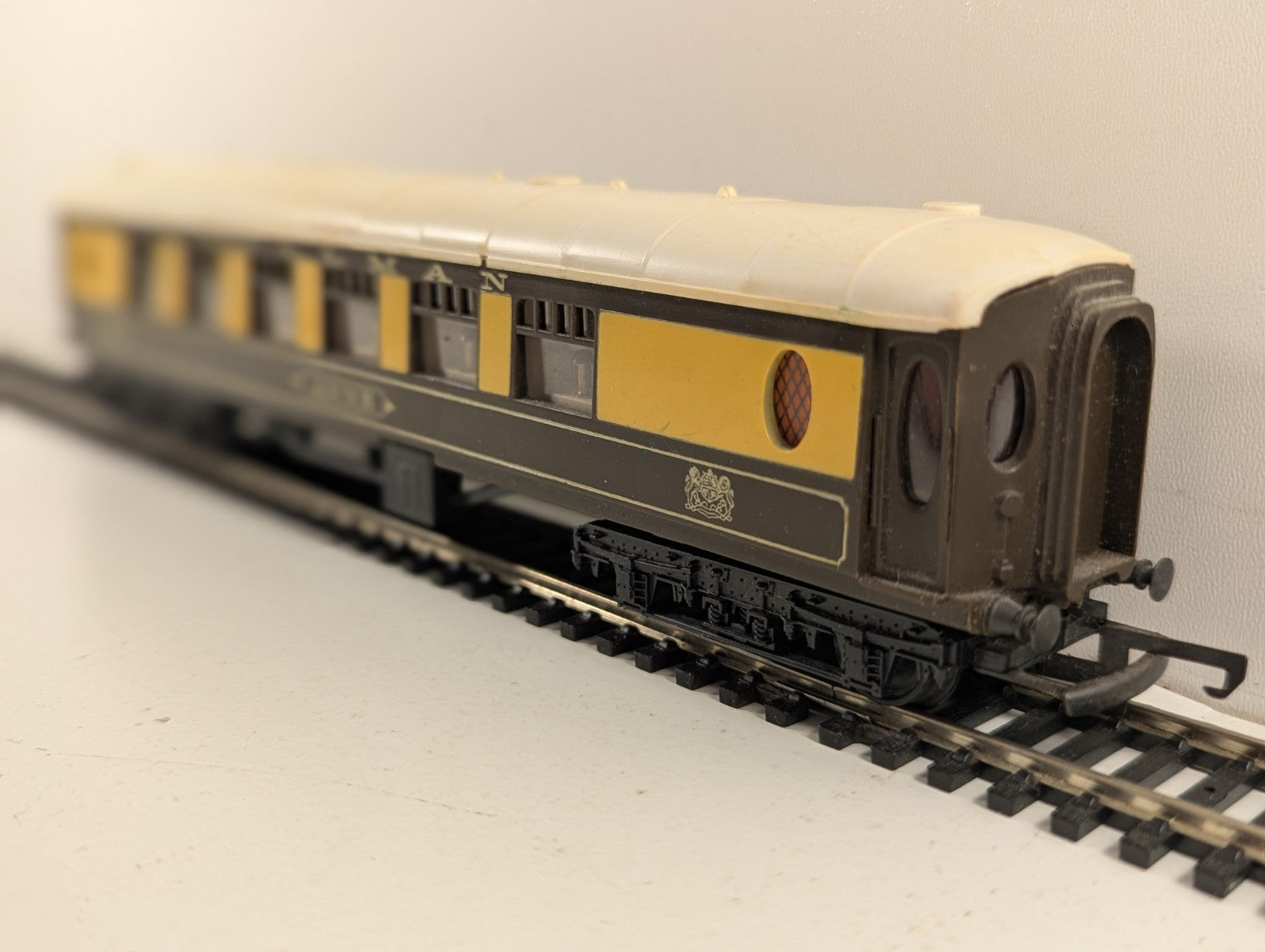 Tri-ang R228 OO Gauge 9-Inch Pullman 1st Class Parlour Coach "Anne"