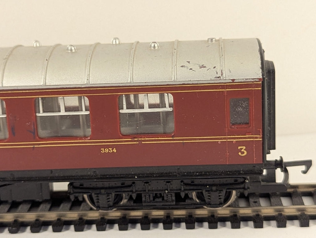Hornby OO Gauge LMS Maroon Stanier Composite Coach