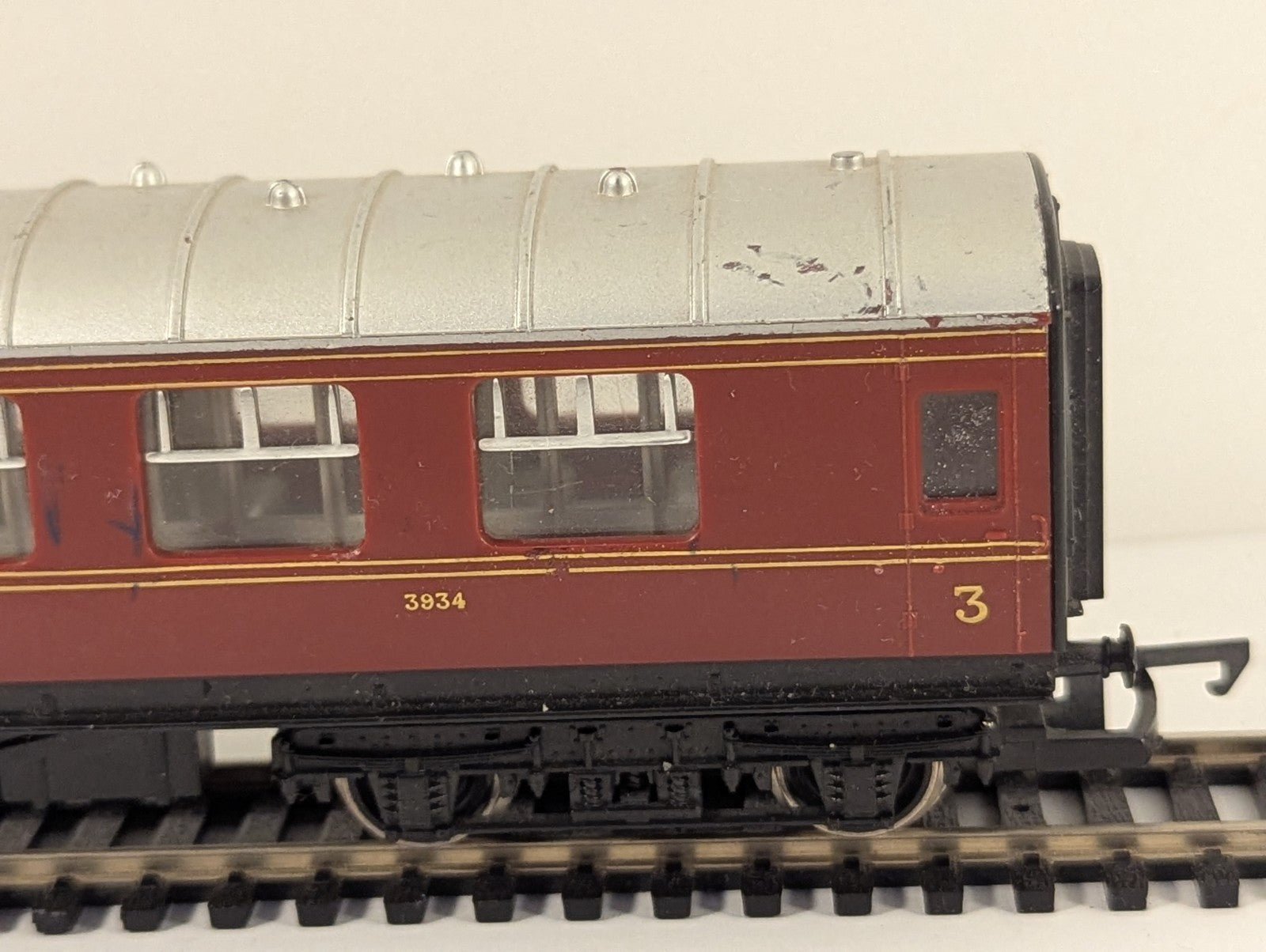 Hornby OO Gauge LMS Maroon Stanier Composite Coach
