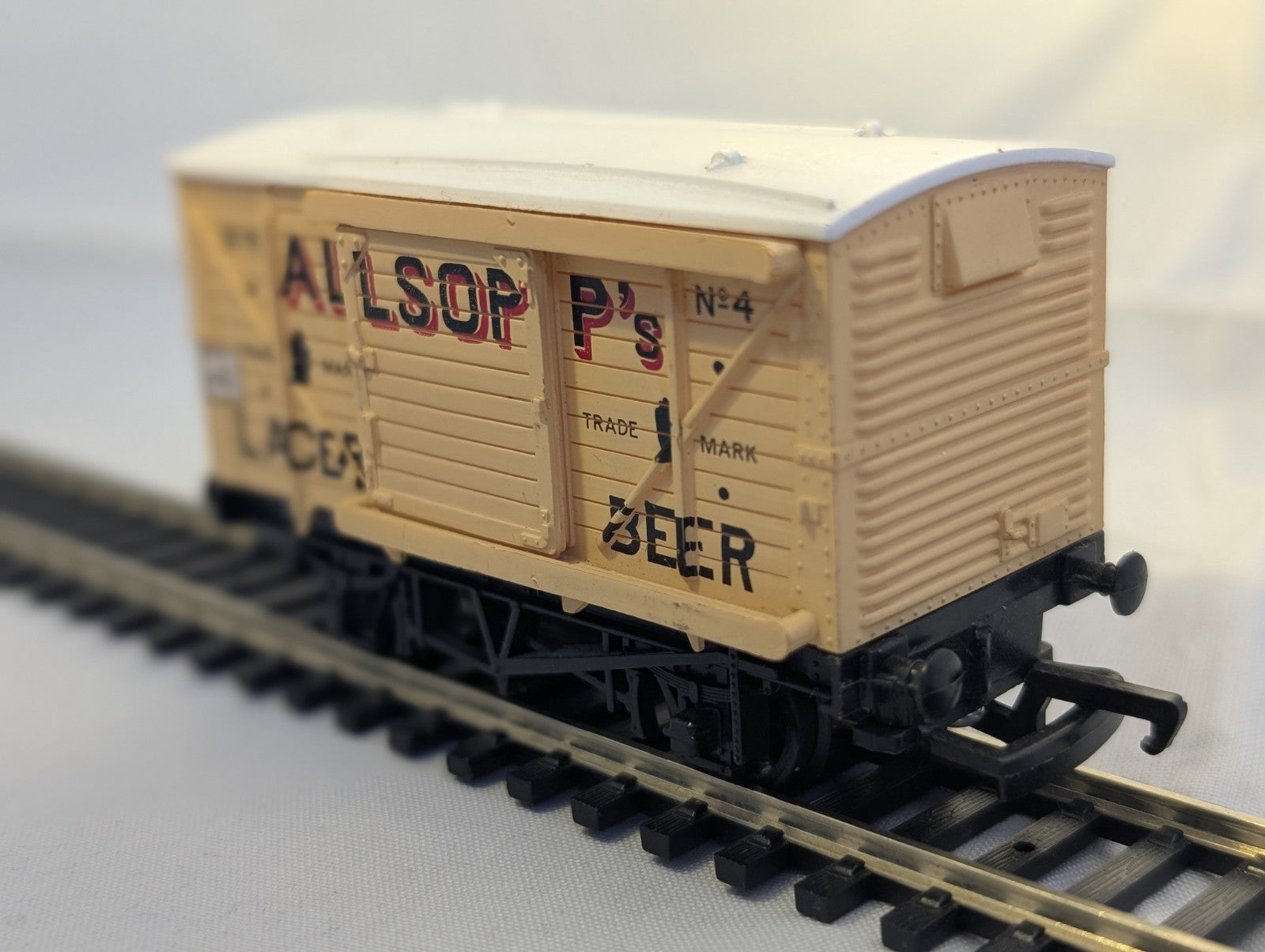 Mainline 37138 12T Single Vent Van “Allsopp's”
