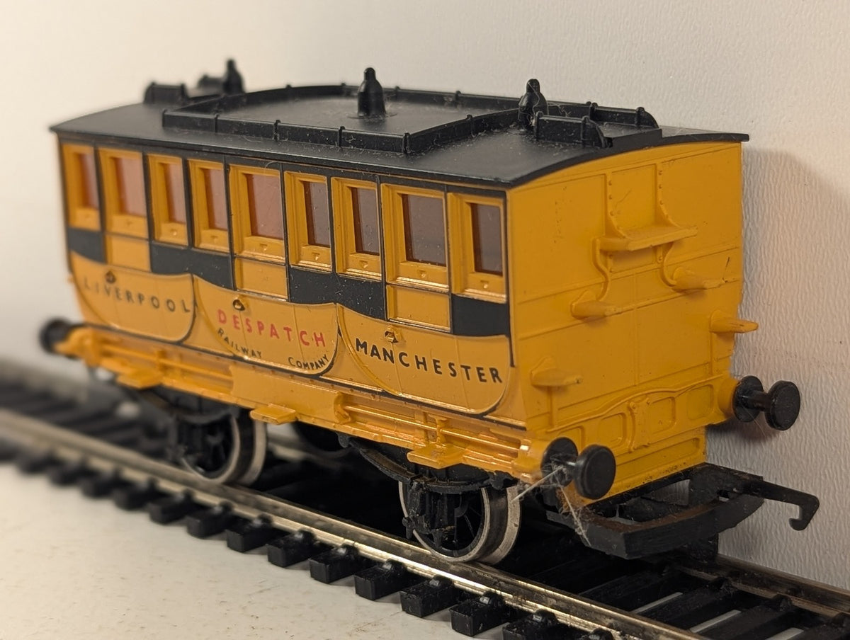 Hornby OO Gauge L&MR Despatch Coach Passenger Coach