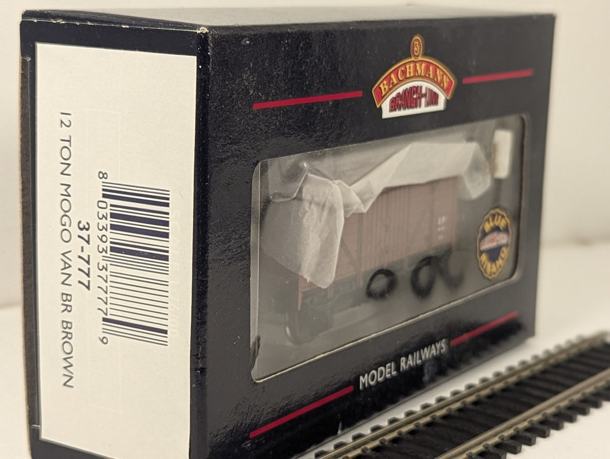 Bachmann OO Gauge 12 Ton Mogo Van Goods Van W105666 BR Brown 37-777