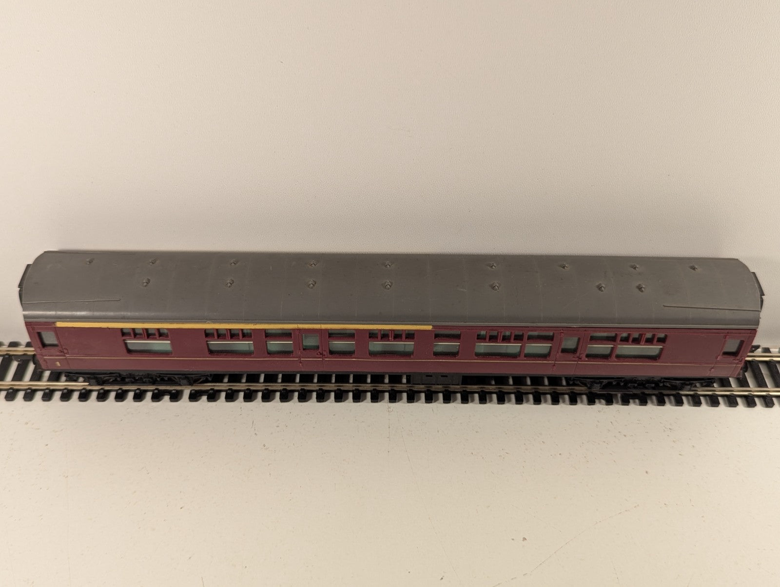 Tri-ang OO Gauge BR Maroon Mk1 Corridor Coach