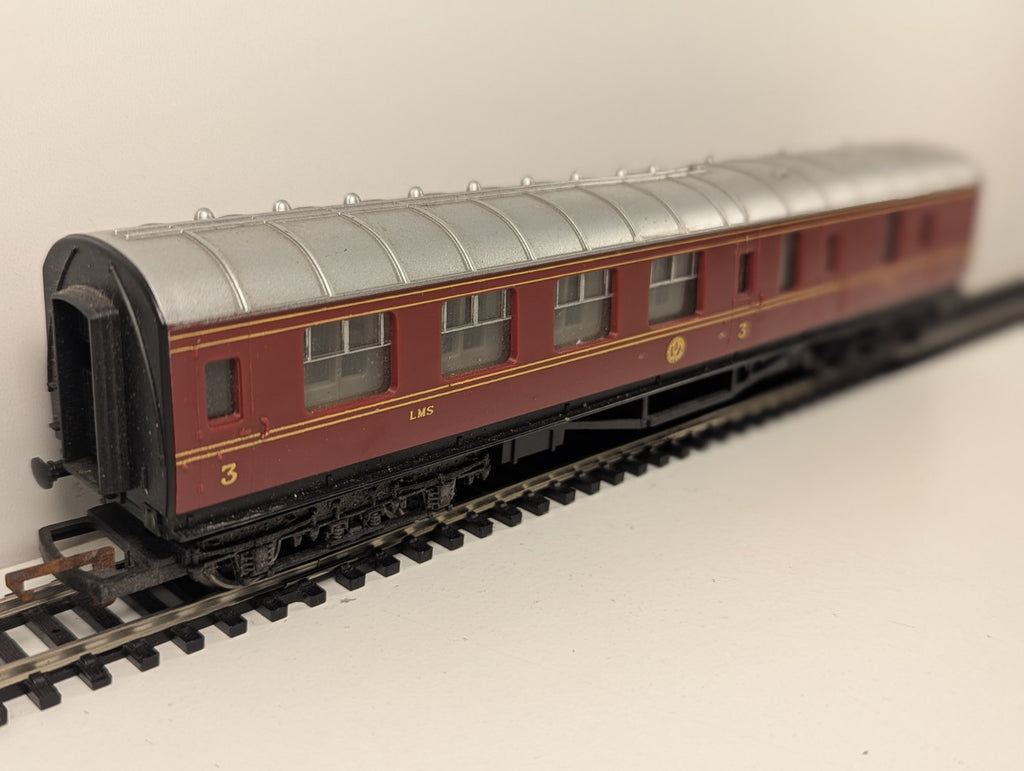Hornby R.475 OO Gauge LMS Brake 3rd No. 5644 – Damaged
