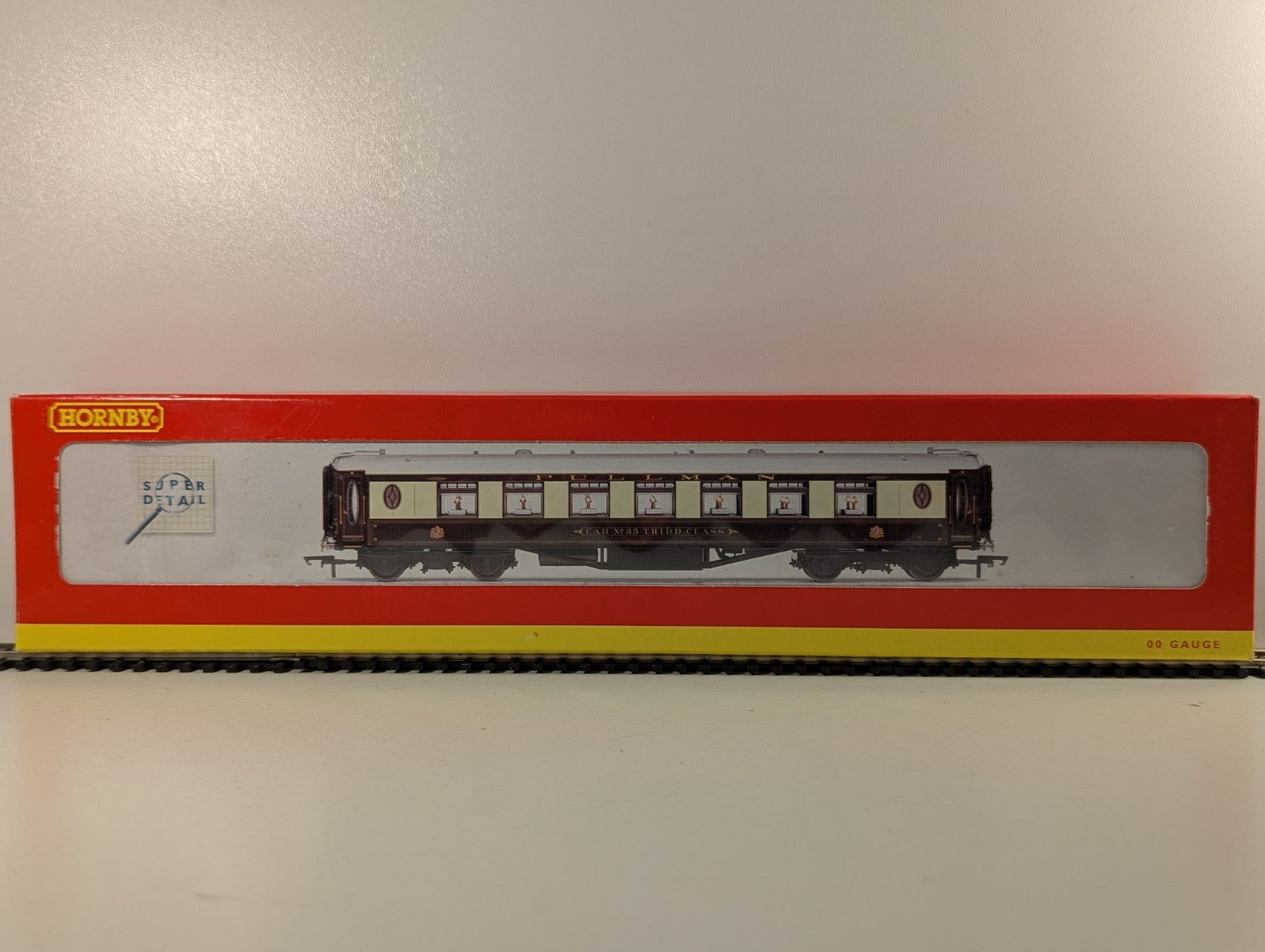 Hornby R4144 Pullman 3rd Class Parlour Car 'Car No. 35'  - Lights up
