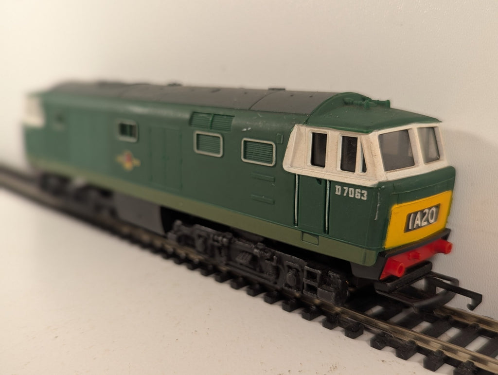Hornby  R.758 OO Gauge Class 35 Hymek Locomotive D7063 BR Green