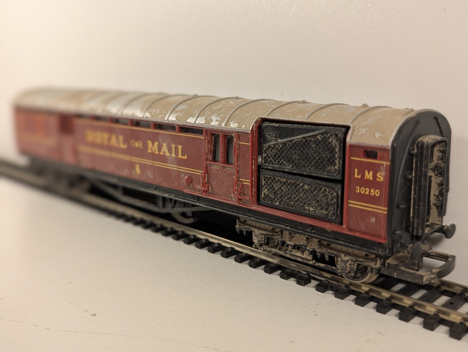 Tri-ang OO Gauge LMS Red Composite Corridor Coach