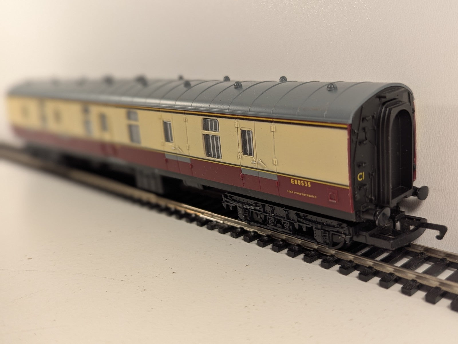 Hornby R4073 BR Mk1 BG Corridor Brake Coach E80535 Maroon & Cream - Boxed