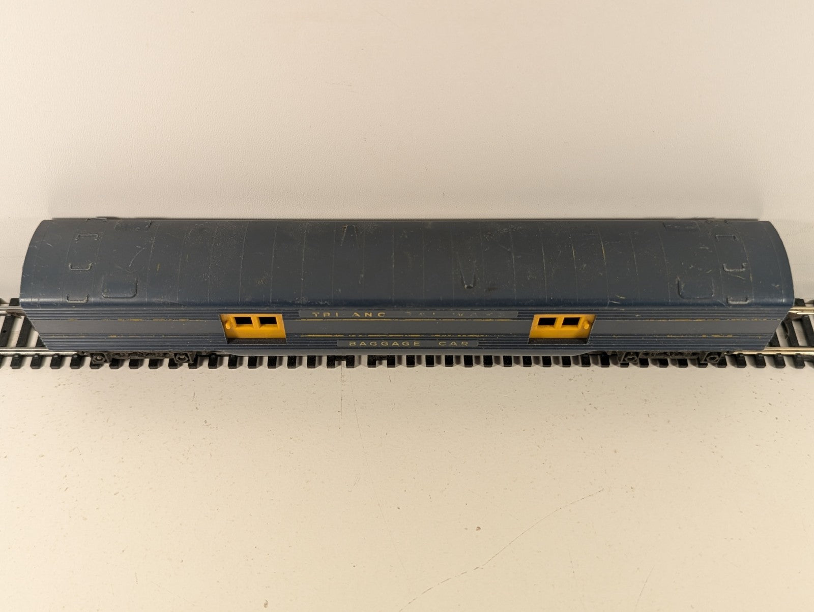 Tri-ang R134 OO Gauge Transcontinental Baggage Coach