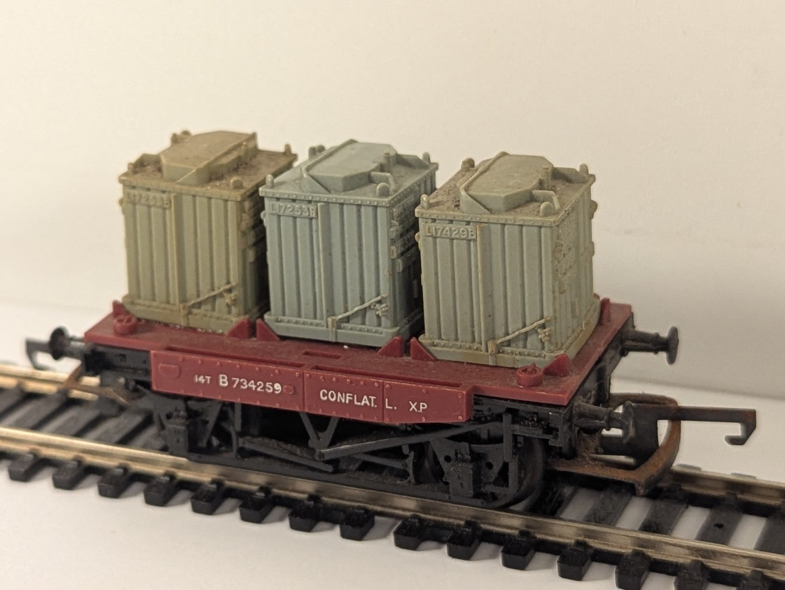 Hornby R240 OO Gauge BR Conflat L Wagon B734259 with 3 Containers