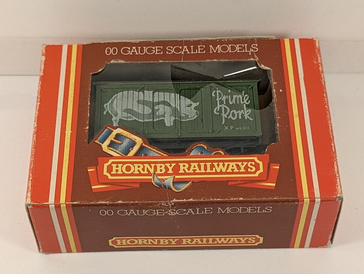 Hornby OO Gauge Prime Pork Closed Van Goods Wagon E71011 Green 'Prime Pork'