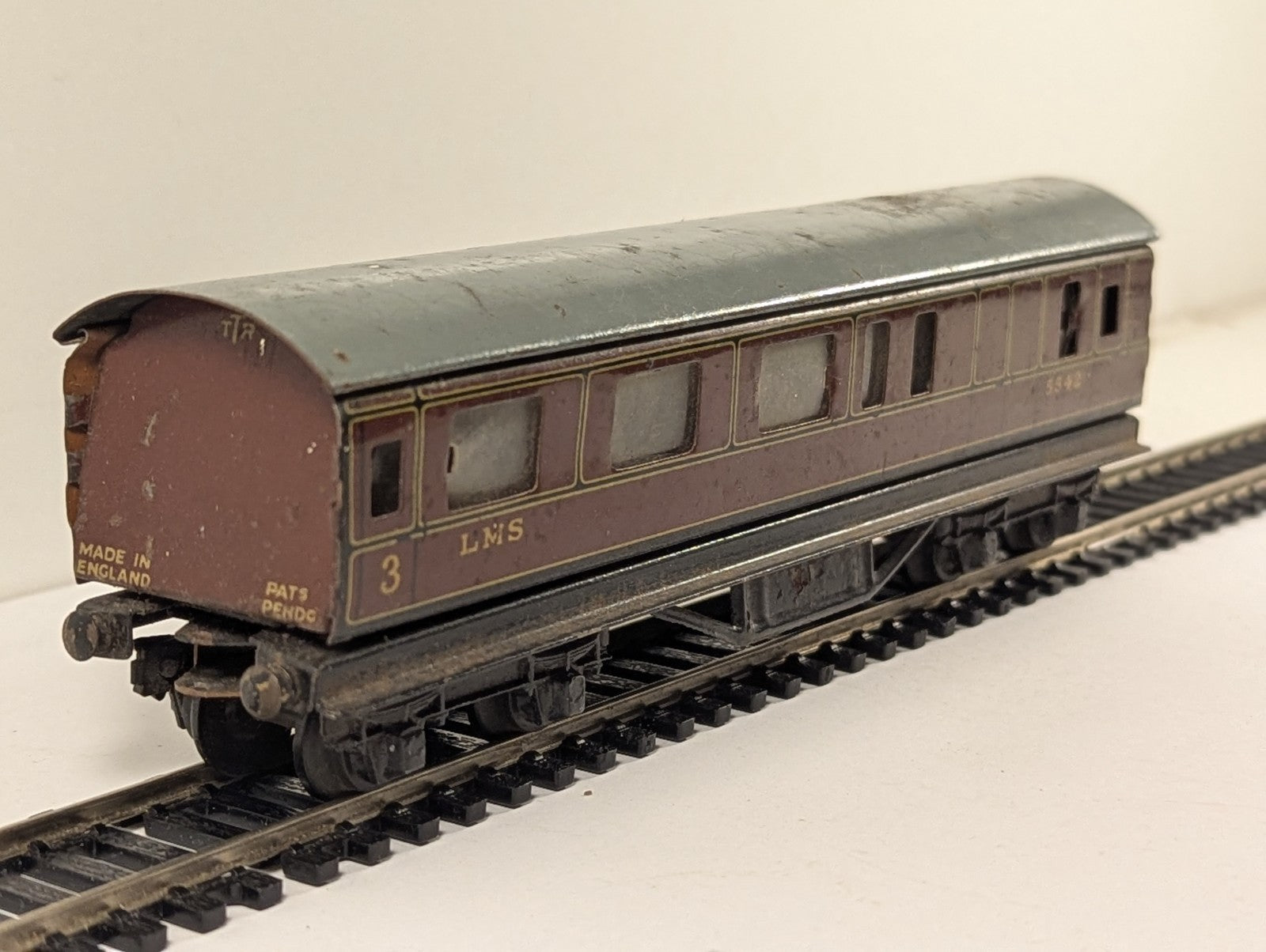 Hornby Dublo OO Gauge LMS Passenger Brake Coach - Missing Couplings