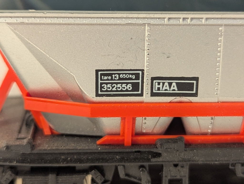 Hornby OO Gauge HAA Hopper Wagon Goods Wagon 352556 BR Silver and Red R235