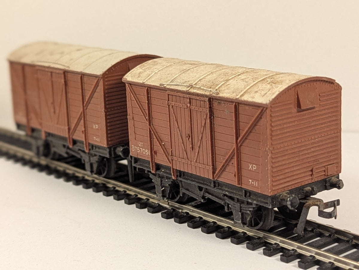 Hornby Dublo OO Gauge BR Closed Vent Van Pair - missing buffer