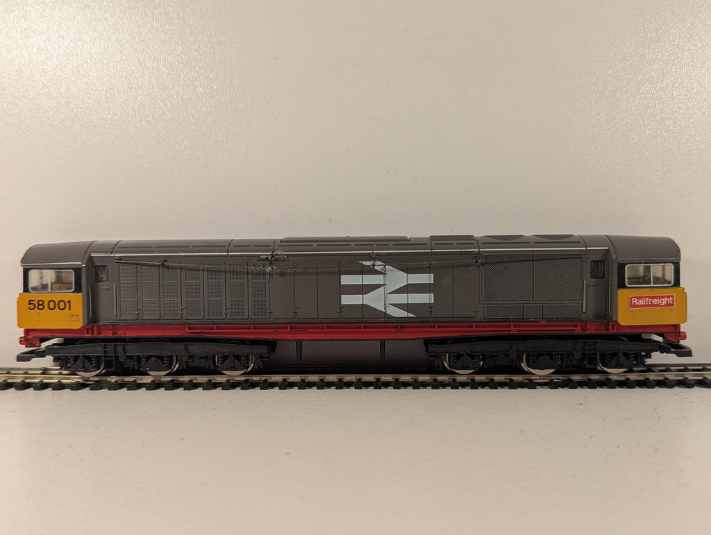 Hornby OO Gauge Class 58 Locomotive 58001 BR Railfreight Red Stripe R250