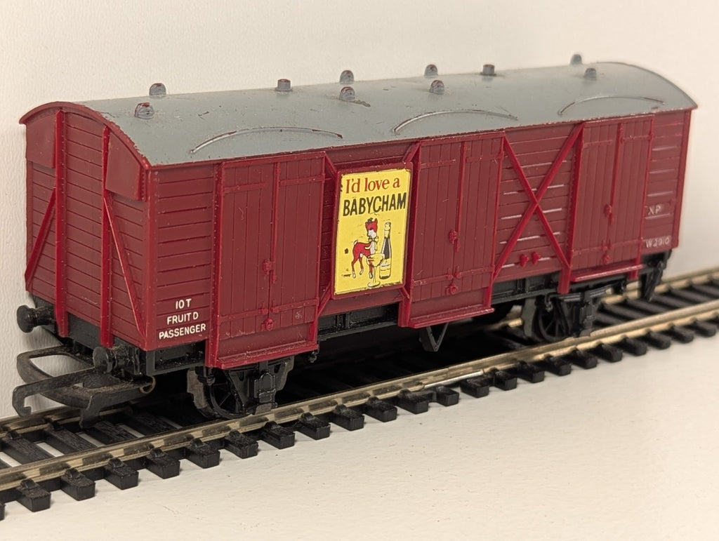 Wrenn W4305P GWR Passenger Fruit D Van – OO Gauge