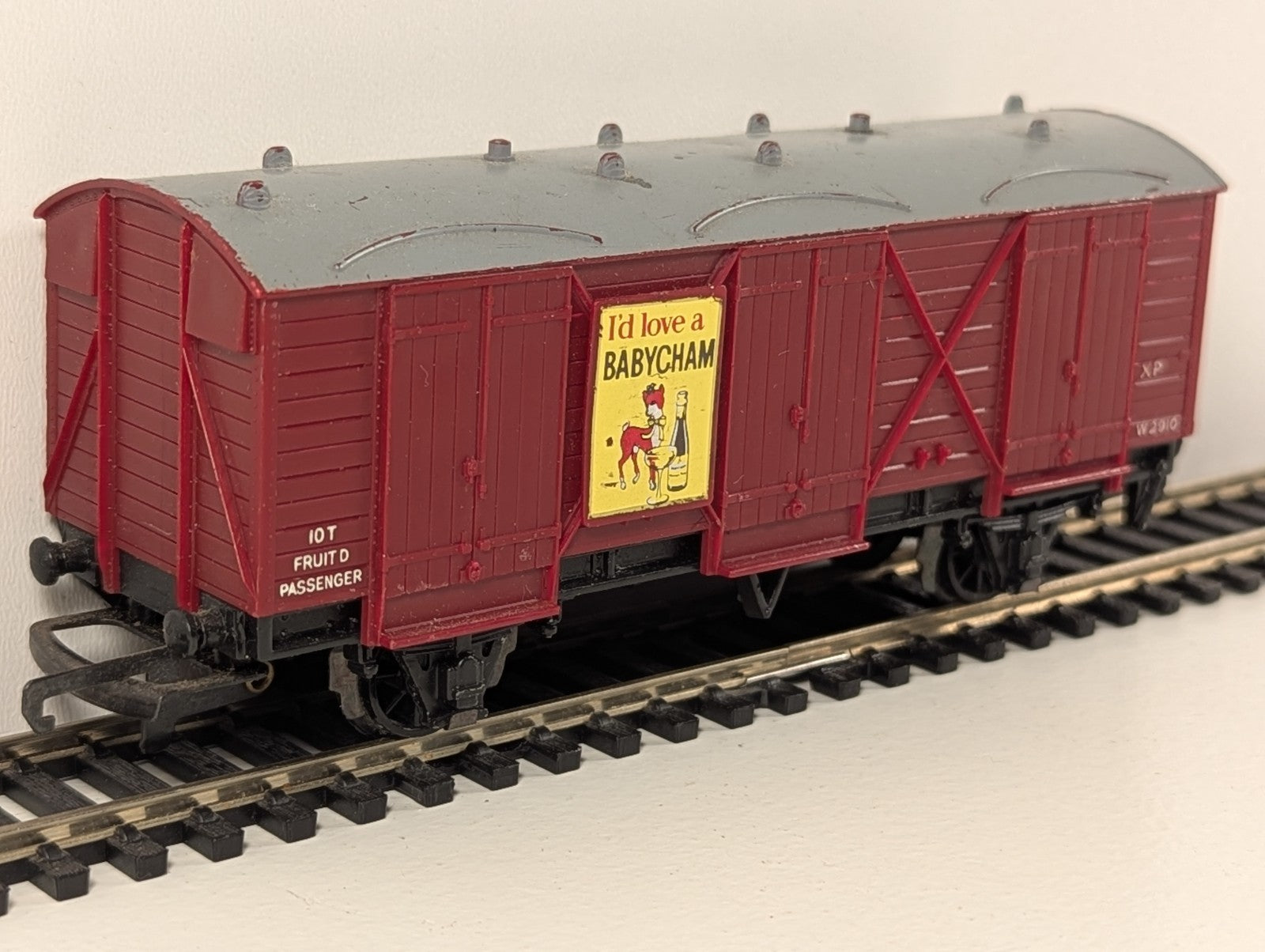 Wrenn W4305P GWR Passenger Fruit D Van – OO Gauge