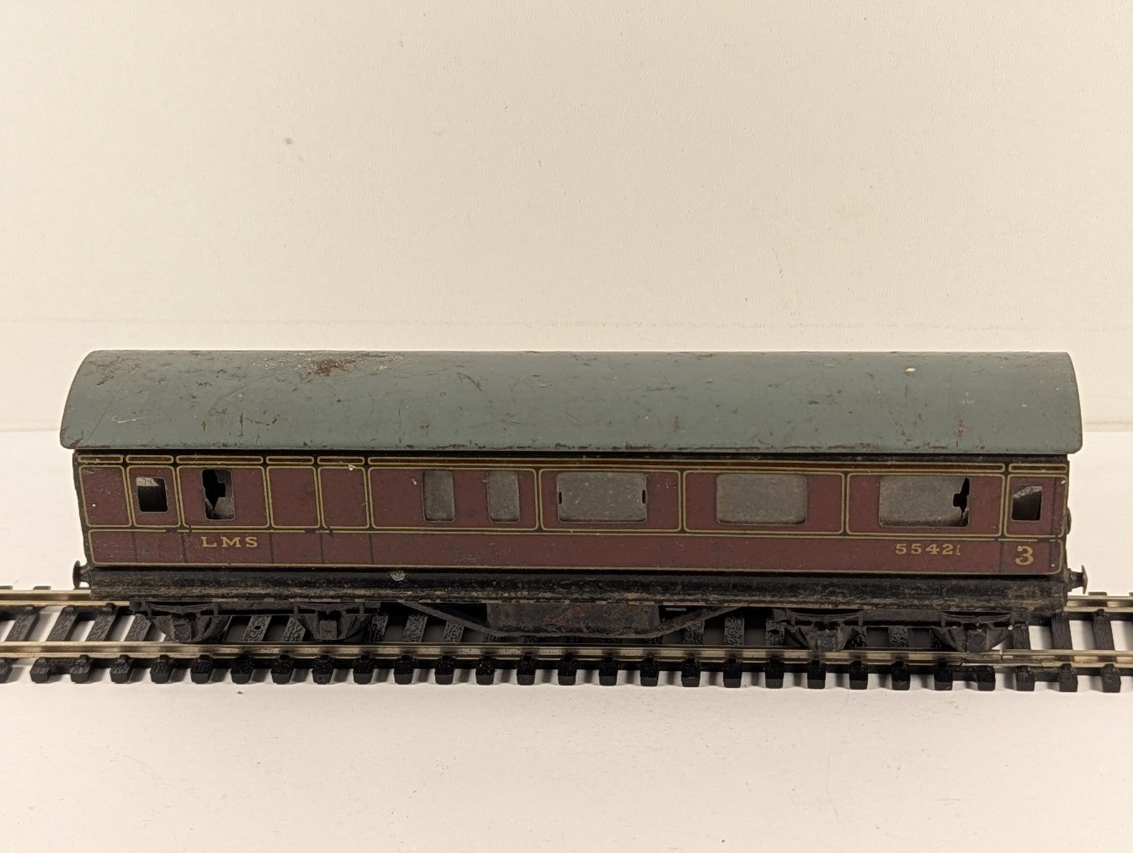 Hornby Dublo OO Gauge LMS Passenger Brake Coach - Missing Couplings