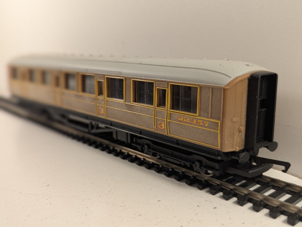 Hornby OO Gauge LNER Teak Composite Coach 22357