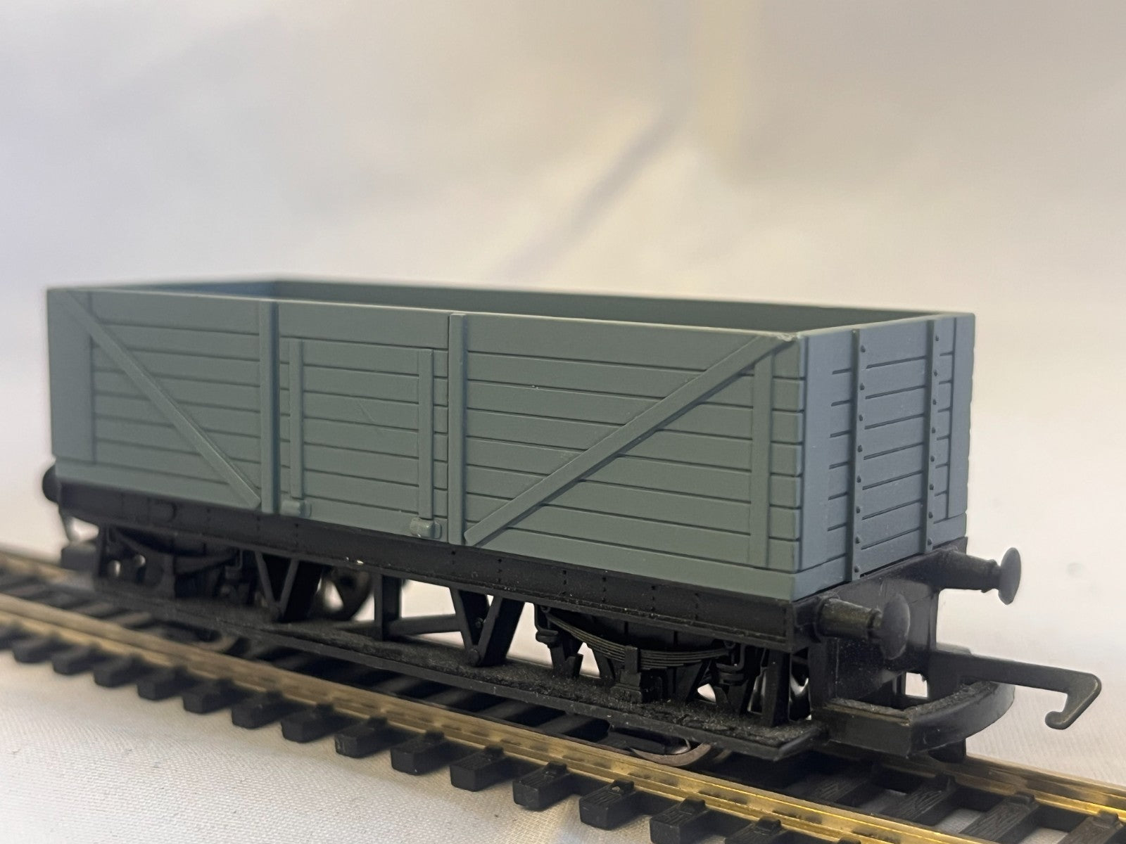 Hornby OO Gauge Freelance Long Wheelbase Wagon Grey