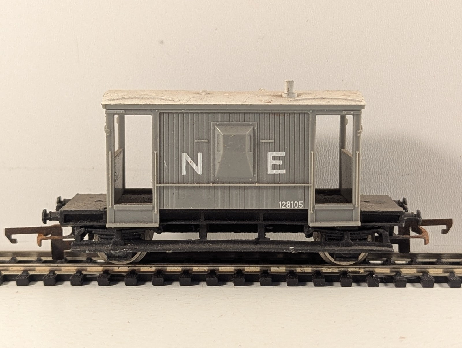 Wrenn OO Gauge NE 20 Ton Brake Van 128105 NE Grey W5005
