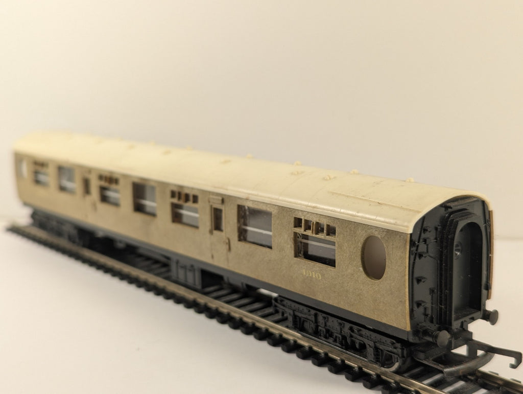 Tri-ang Hornby OO Gauge LNER Thompson Teak Coach