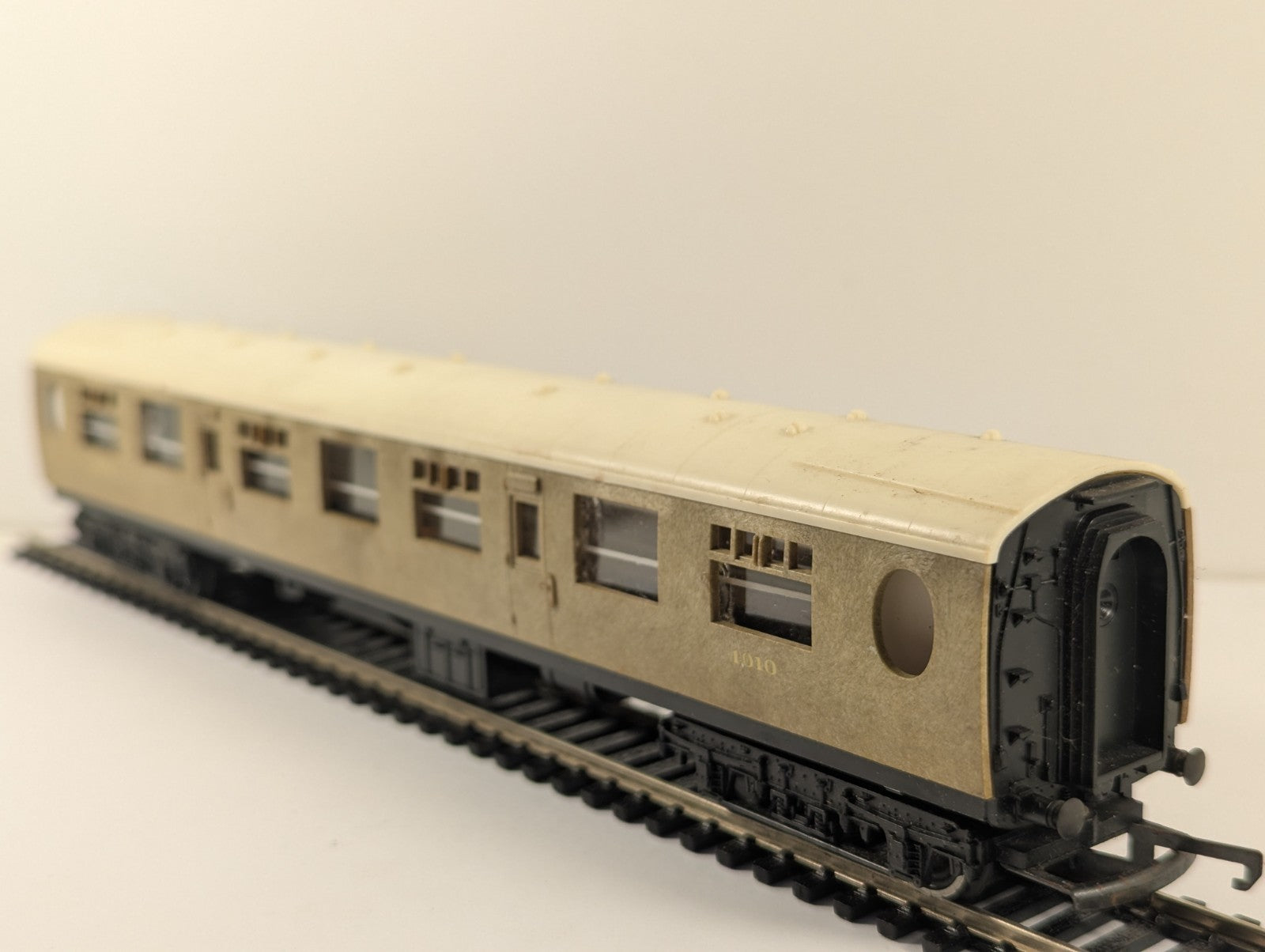 Tri-ang Hornby OO Gauge LNER Thompson Teak Coach
