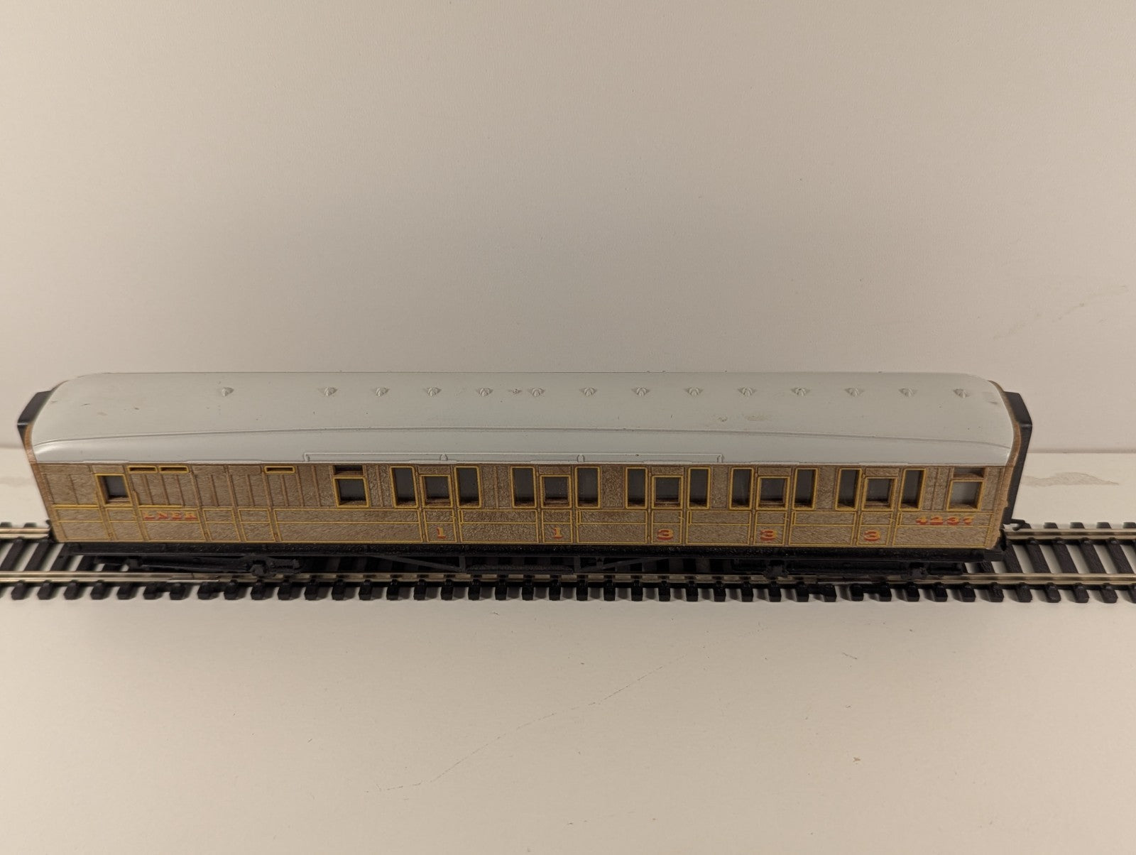 Hornby R4333 LNER Teak Brake Coach – 4237