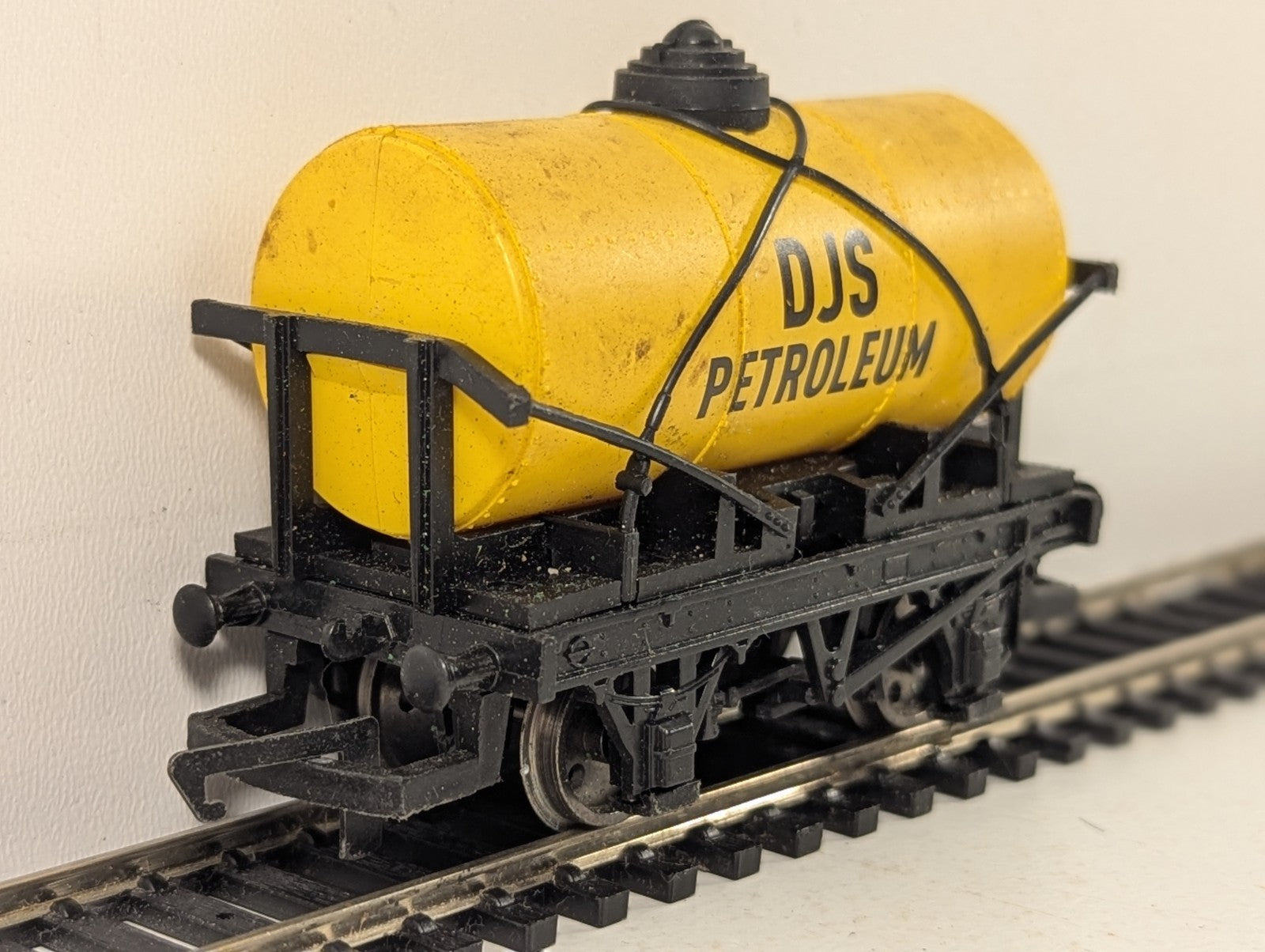 Hornby OO Gauge DJS Petroleum Tank Wagon Goods Wagon DJS Petroleum