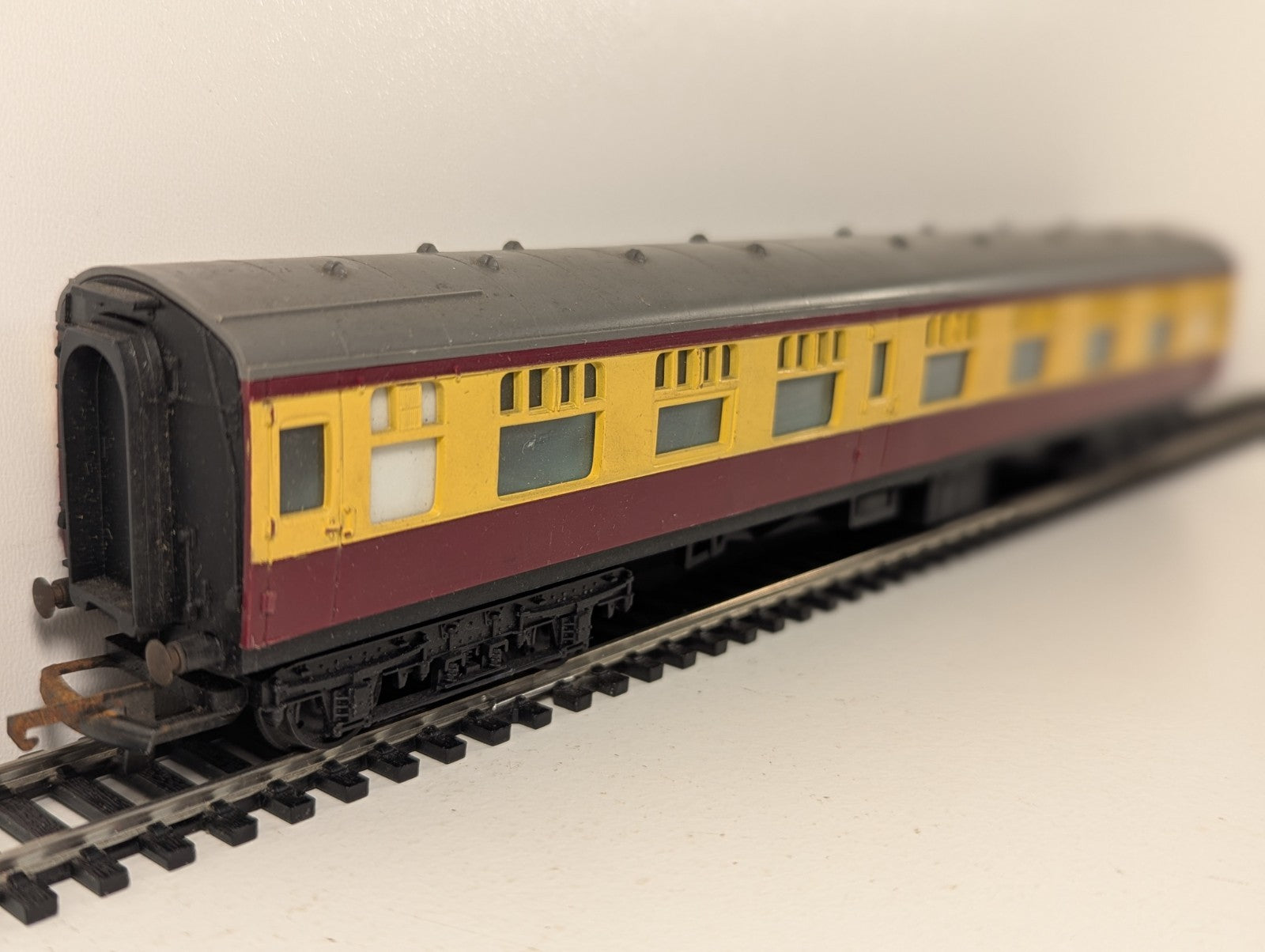Tri-ang OO Gauge 1st & 3rd BR Composite Coach Cream & Maroon