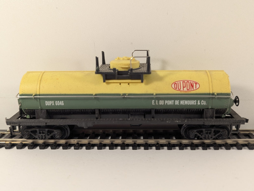 Tyco HO Scale DuPont Tank Wagon DUPX 6046 DuPont yellow and green