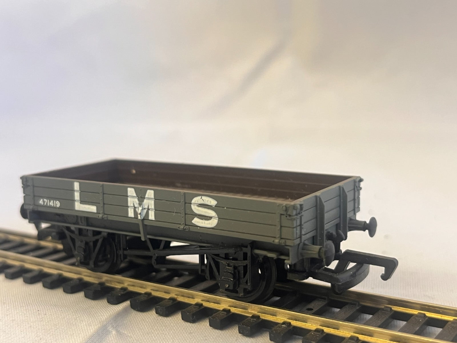 Mainline 37-149 OO Gauge 3 Plank Wagon LMS Grey