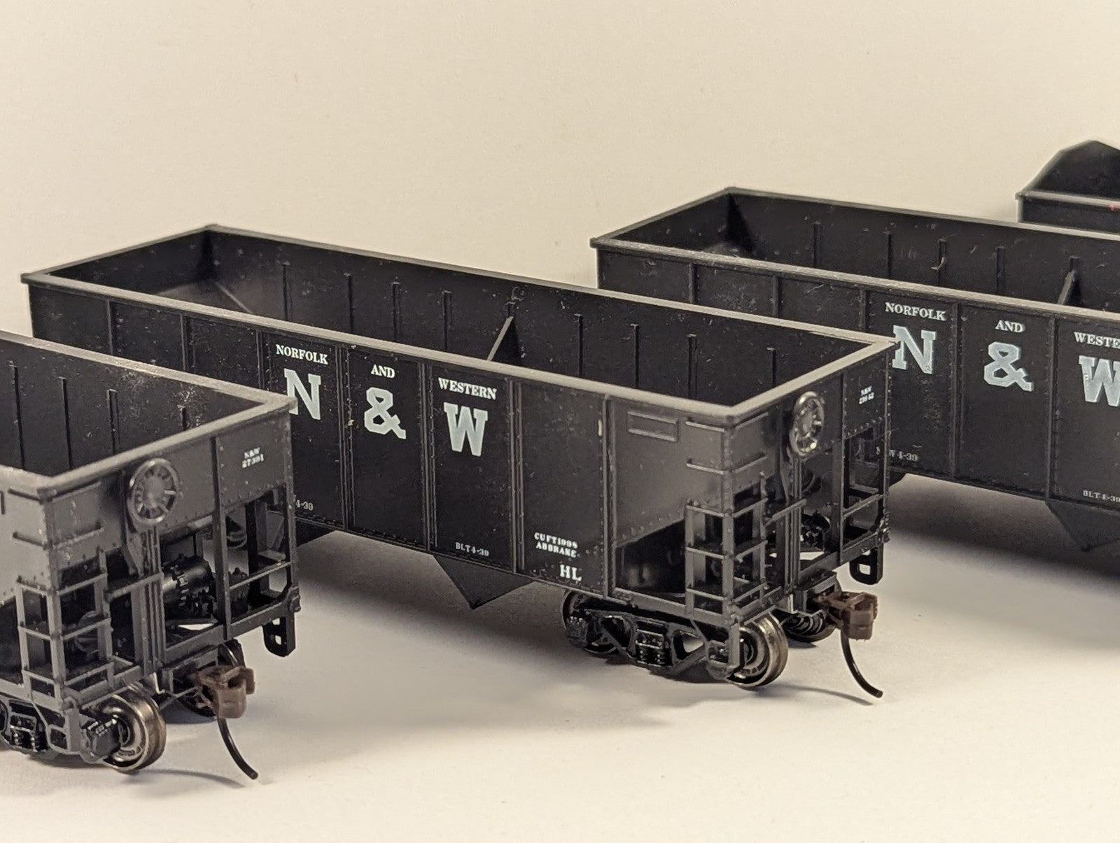 Athearn HO Gauge 34ft Ribbed Hopper Wagons Norfolk & Western