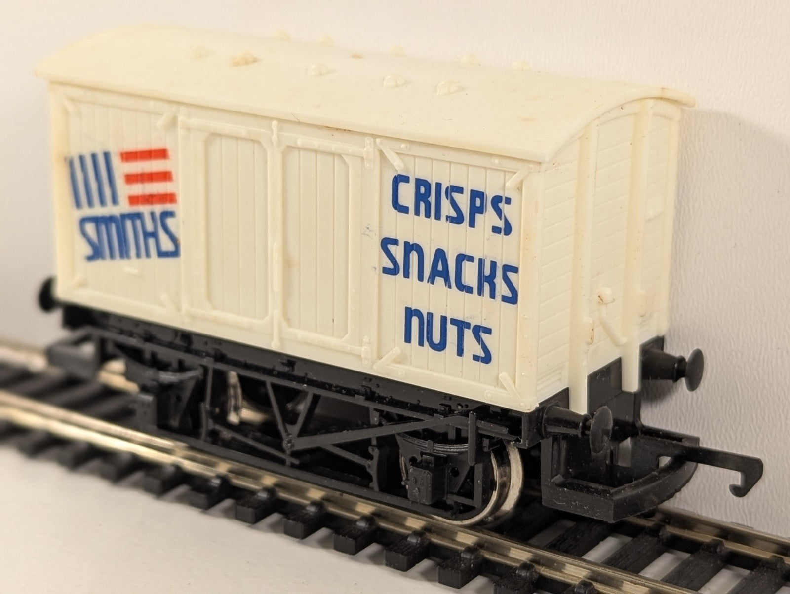 Hornby R135 ‘Smiths Crisps’ Closed Van