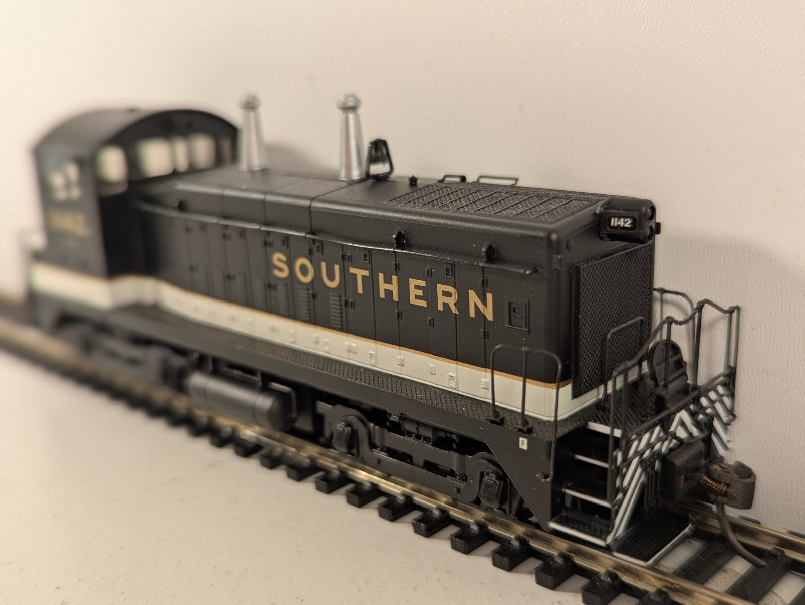 Proto 2000 HO Scale SW9/1200 Locomotive 1142x Southern (Central of Georgia)