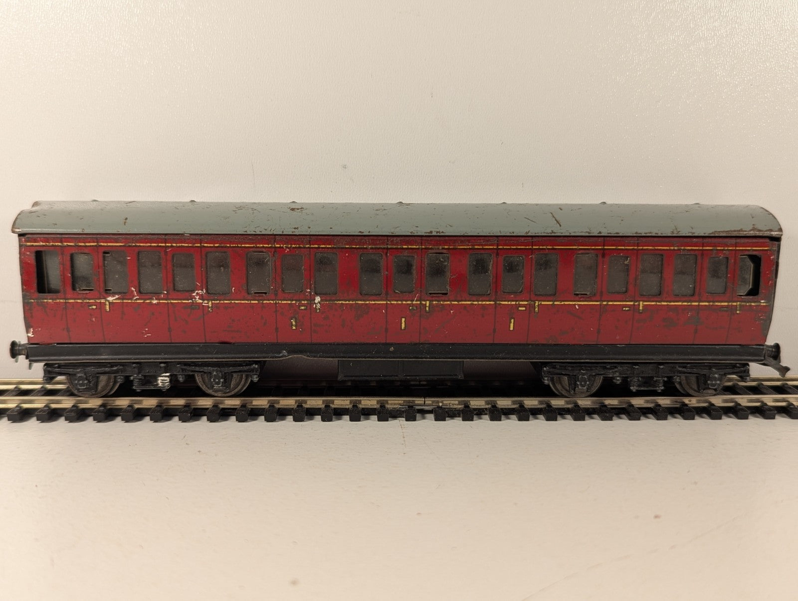 Hornby OO Gauge Passenger Coach LMS Maroon
