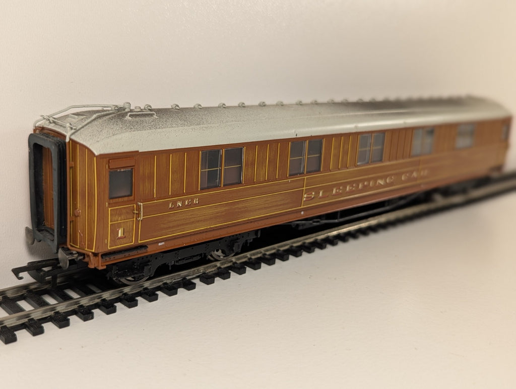 Hornby R4174 LNER 61ft 6in Corridor Sleeper Coach 1208 Teak