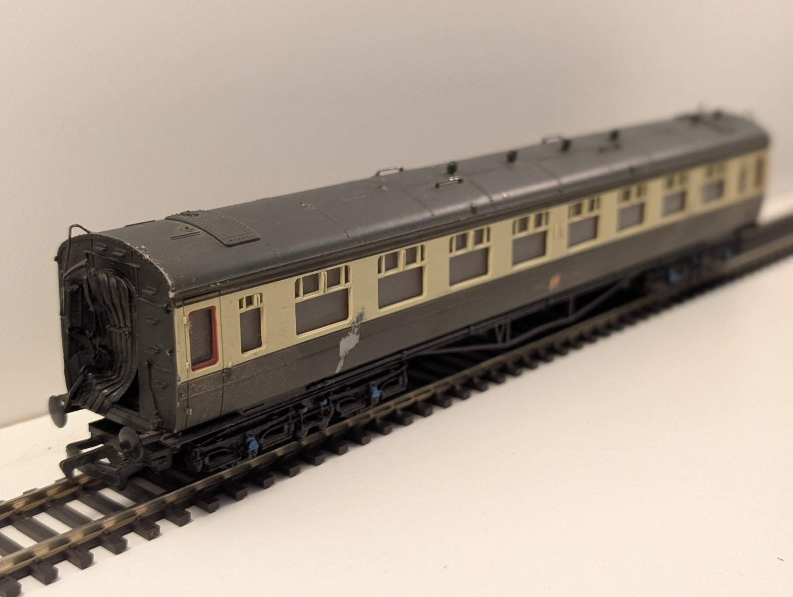 Bachmann OO Gauge GWR Collett Passenger Coach – Requires Some TLC