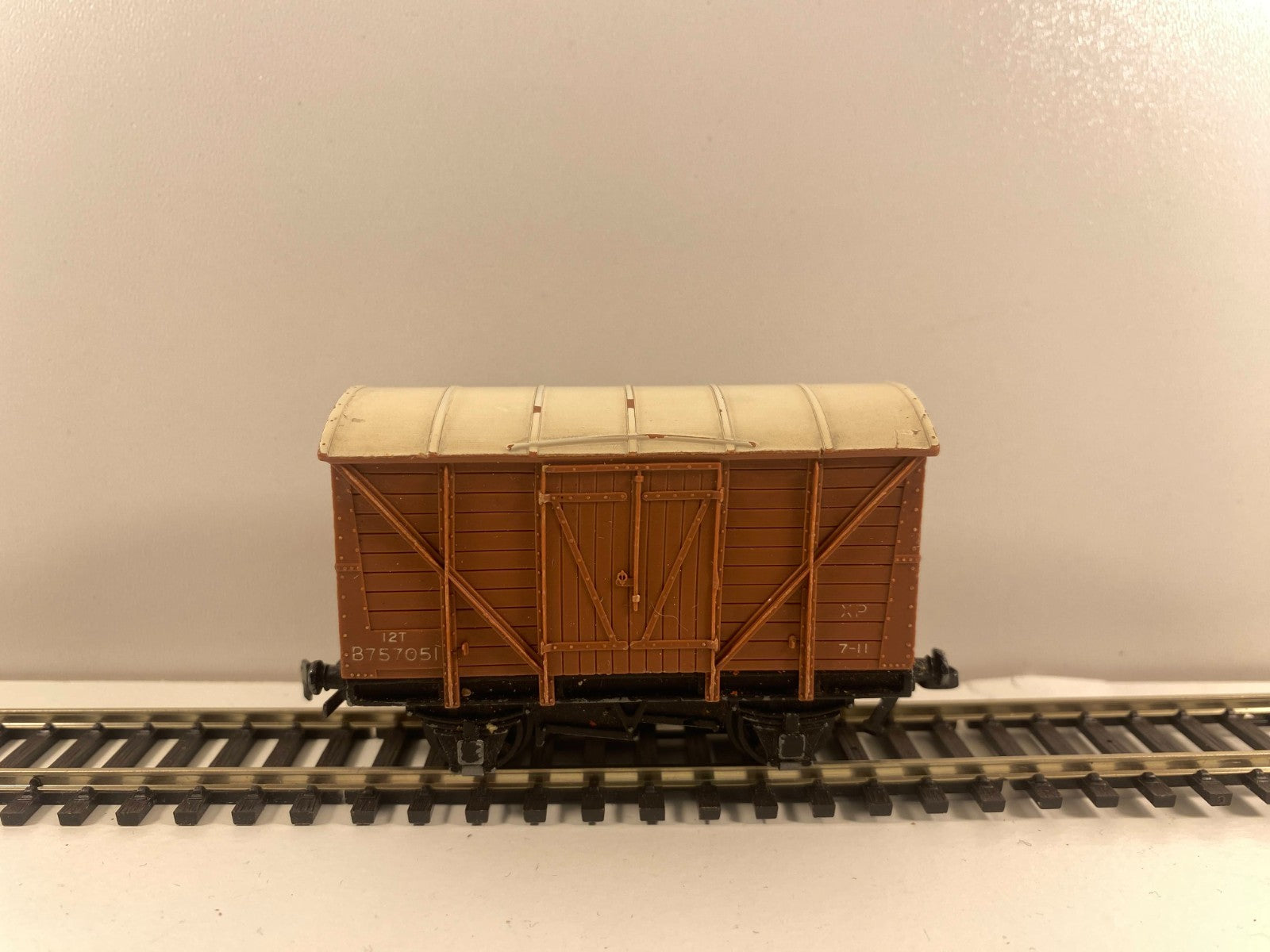 Hornby Dublo OO Gauge SD6 12-Ton Ventilated Van – B757051 (RC 24106 / 4325)
