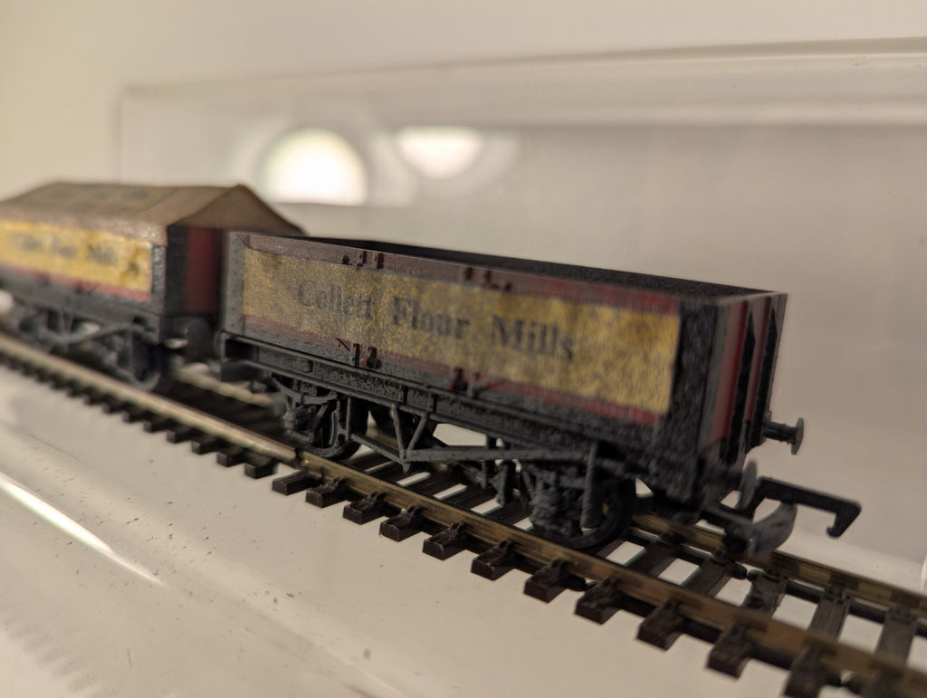 Peco OO Gauge 5 Plank Collett Flour Mill Wagon Set