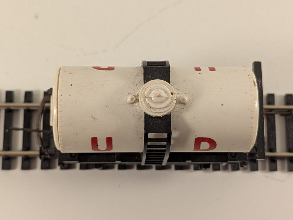Tri-ang Hornby R15 OO Gauge United Dairies Milk Tanker Wagon – Some Rust